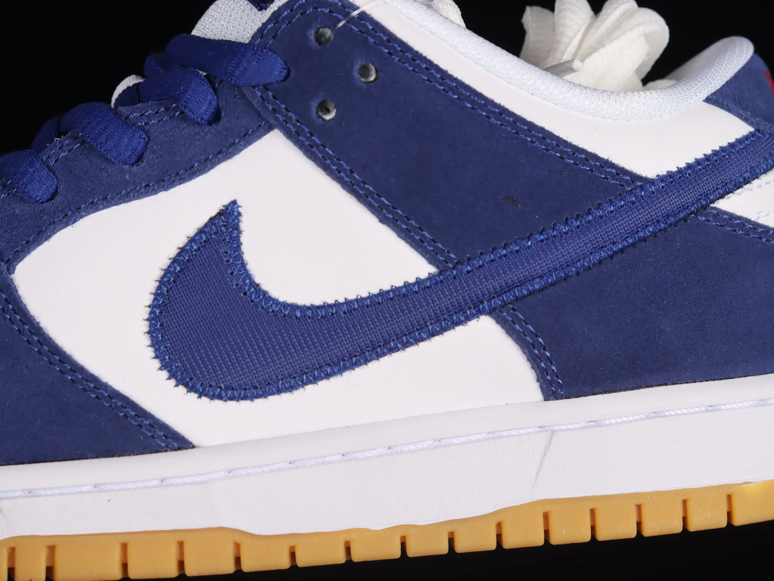 All Categories Nk SB Dunk Series Nk SB Dunk Low Low-top Sneakers F Version Nk SB Dunk Low White and Blue Los Angeles Dodgers SB Smashing Backboard Fashion Casual Sneakers DO9395-400